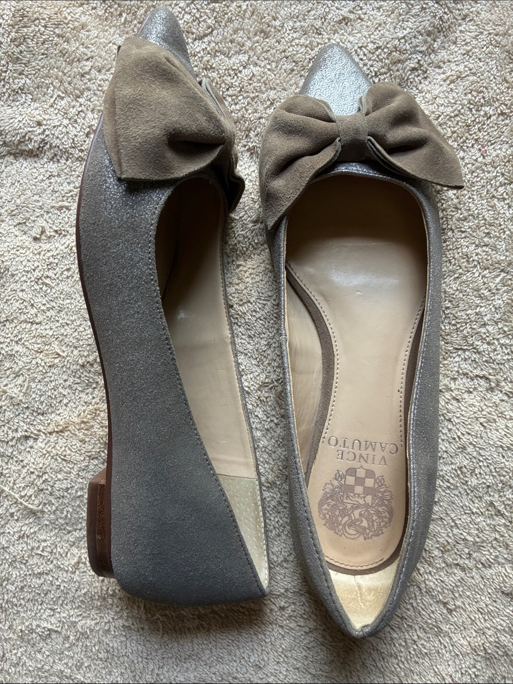 Vince Camuto 6.5 Silver Suede Bow Pointed Flats